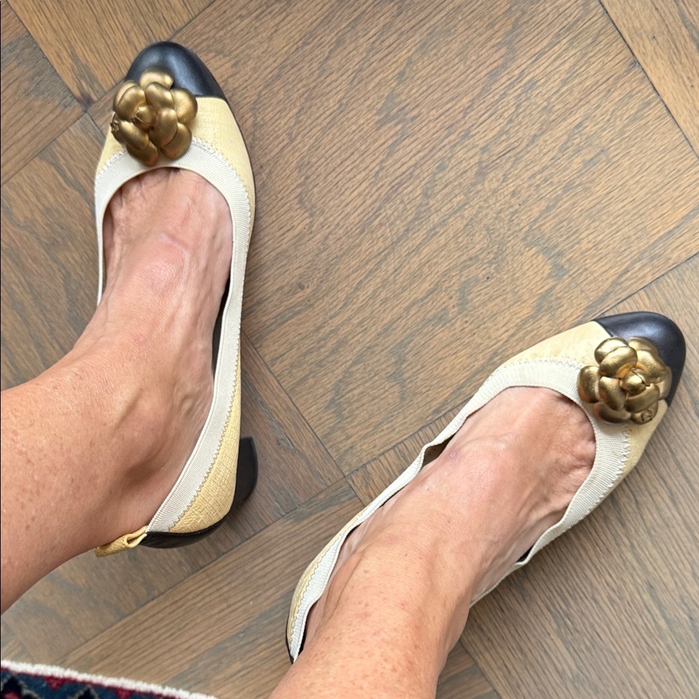 CHANEL Gold and Black ballet slipper with small heel and Floral Accent - Picture 5 of 5